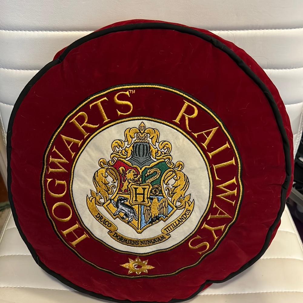 Hogwarts Railways/Platform 9 3/4 Throw Pillow